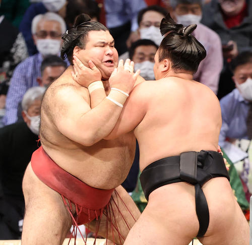 大相撲九州場所8日目 立ち合いで霧馬山を攻める高安(左)(撮影・梅根麻紀)