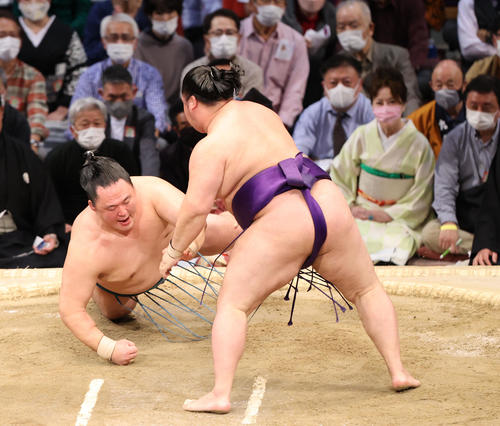 大相撲九州場所8日目 引き落としで玉鷲を破る明生(右)(撮影・梅根麻紀)
