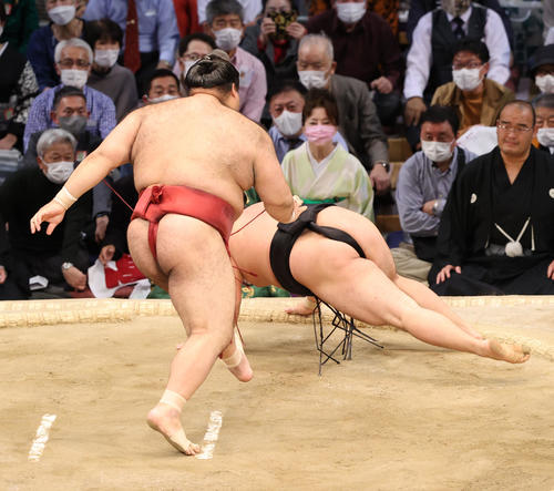 大相撲九州場所8日目 すくい投げで霧馬山を攻める高安(左)(撮影・梅根麻紀)