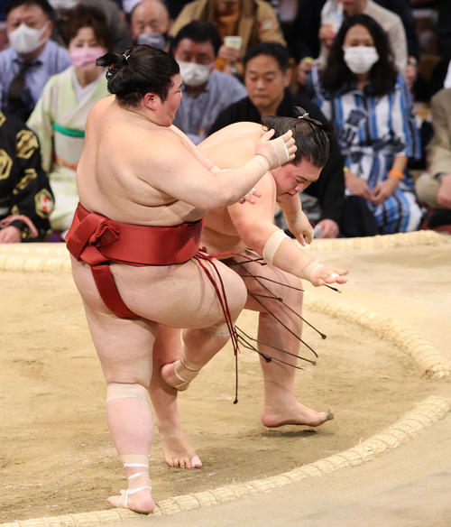 大相撲九州場所8日目 押し出しで熱海富士を破る王鵬(撮影・梅根麻紀)