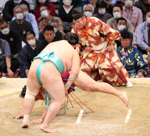 大相撲九州場所8日目 肩すかしで御嶽海を破る琴ノ若(手前)(撮影・梅根麻紀)