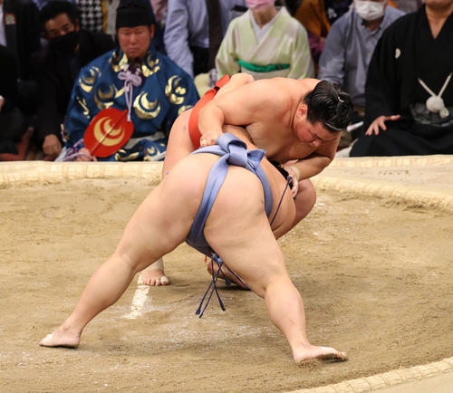 大相撲九州場所8日目 上手投げで翔猿を破る豊昇龍(撮影・梅根麻紀)