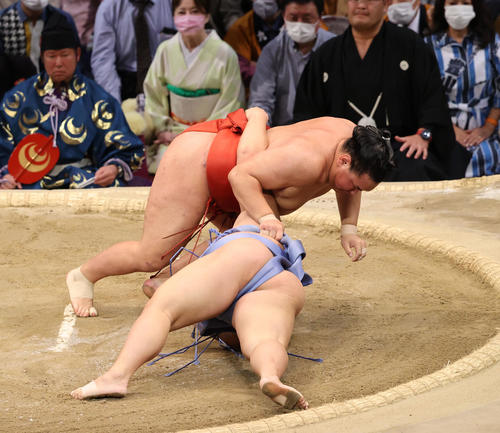 大相撲九州場所8日目 上手投げで翔猿を破る豊昇龍(撮影・梅根麻紀)