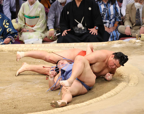 大相撲九州場所8日目 上手投げで翔猿を破る豊昇龍(撮影・梅根麻紀)