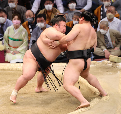 大相撲九州場所8日目 突き出しで若元春を破る貴景勝(左)(撮影・梅根麻紀)