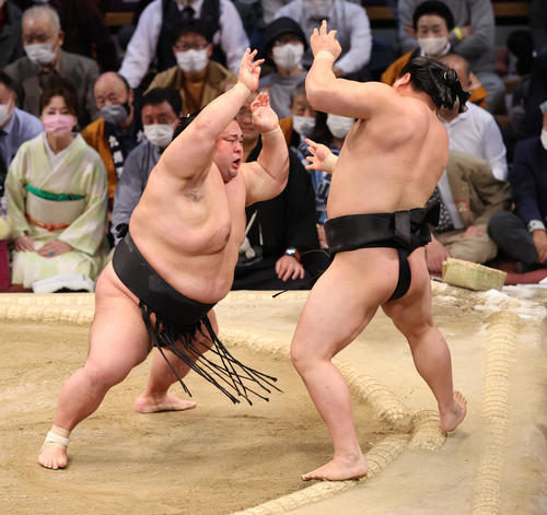 大相撲九州場所8日目 突き出しで若元春を破る貴景勝(左)(撮影・梅根麻紀)