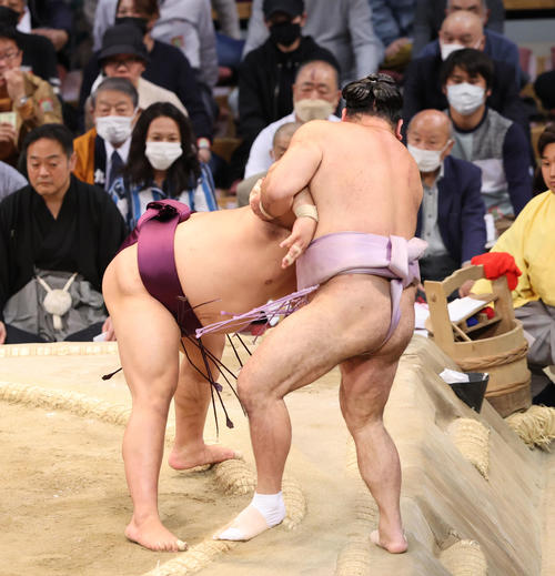 大相撲九州場所8日目 寄り切りで琴恵光を破る平戸海(撮影・梅根麻紀)