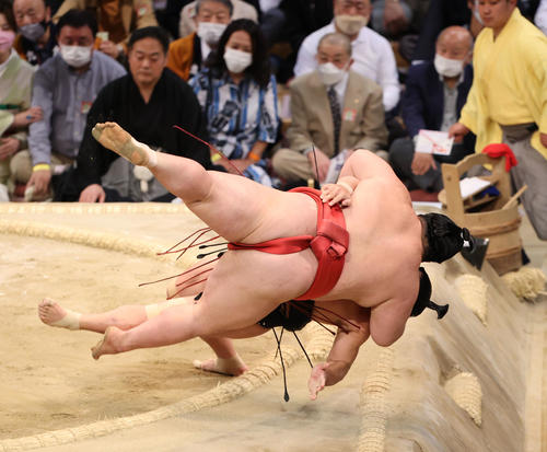 大相撲九州場所8日目 寄り倒しで照強を破る阿武咲(左)(撮影・梅根麻紀)