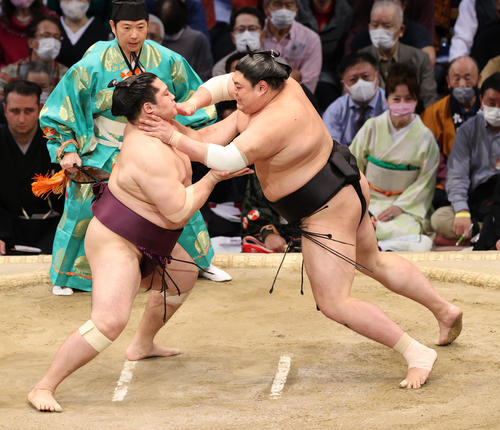 大相撲九州場所8日目 立ち合いで遠藤を攻める阿炎(右)(撮影・梅根麻紀)