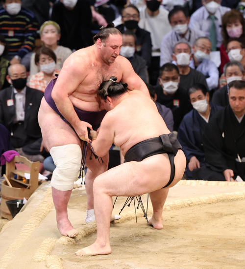 大相撲九州場所8日目 寄り切りで栃ノ心を破る竜電(撮影・梅根麻紀)