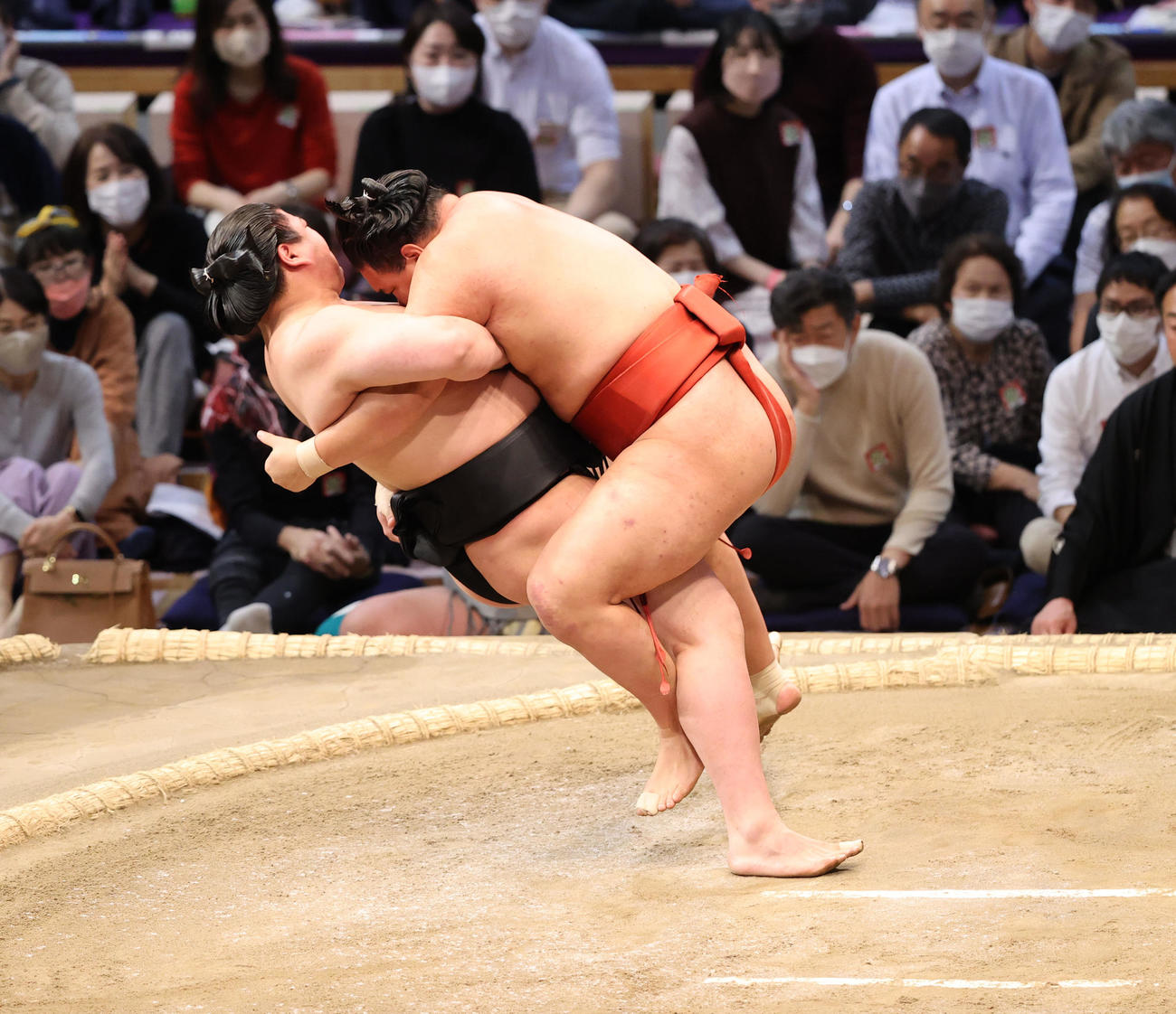 そとがけで若元春を破る豊昇龍（右）（撮影・梅根麻紀）