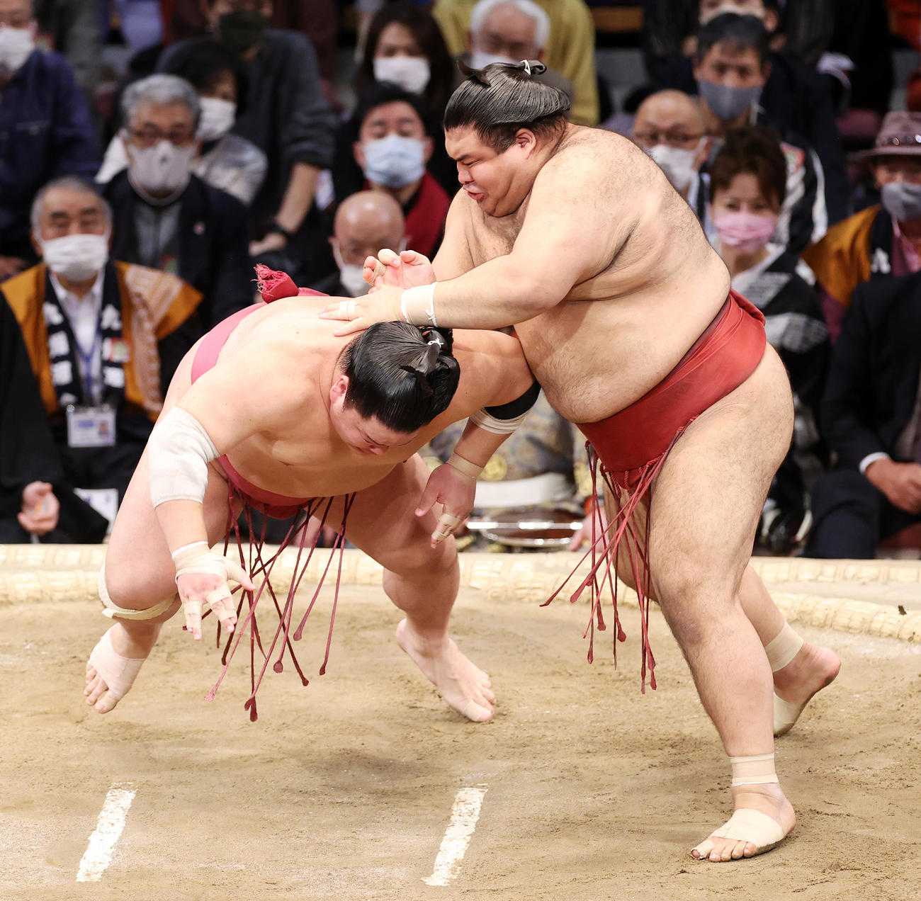 大栄翔（左）を突き落としで破る高安（撮影・鈴木正人）