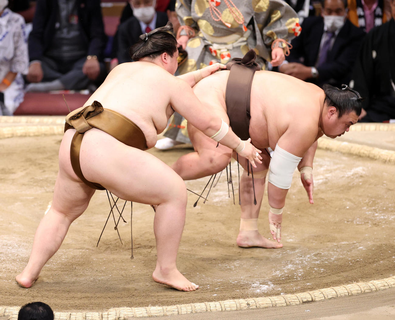 英乃海（右）をはたき込みで破る王鵬（撮影・鈴木正人）