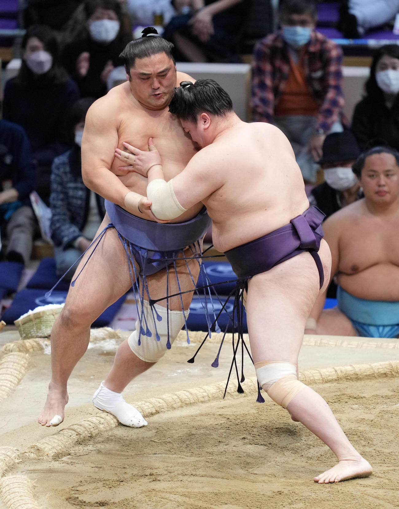 一山本（右）は隠岐の海を押し出しで破る（撮影・小沢裕）