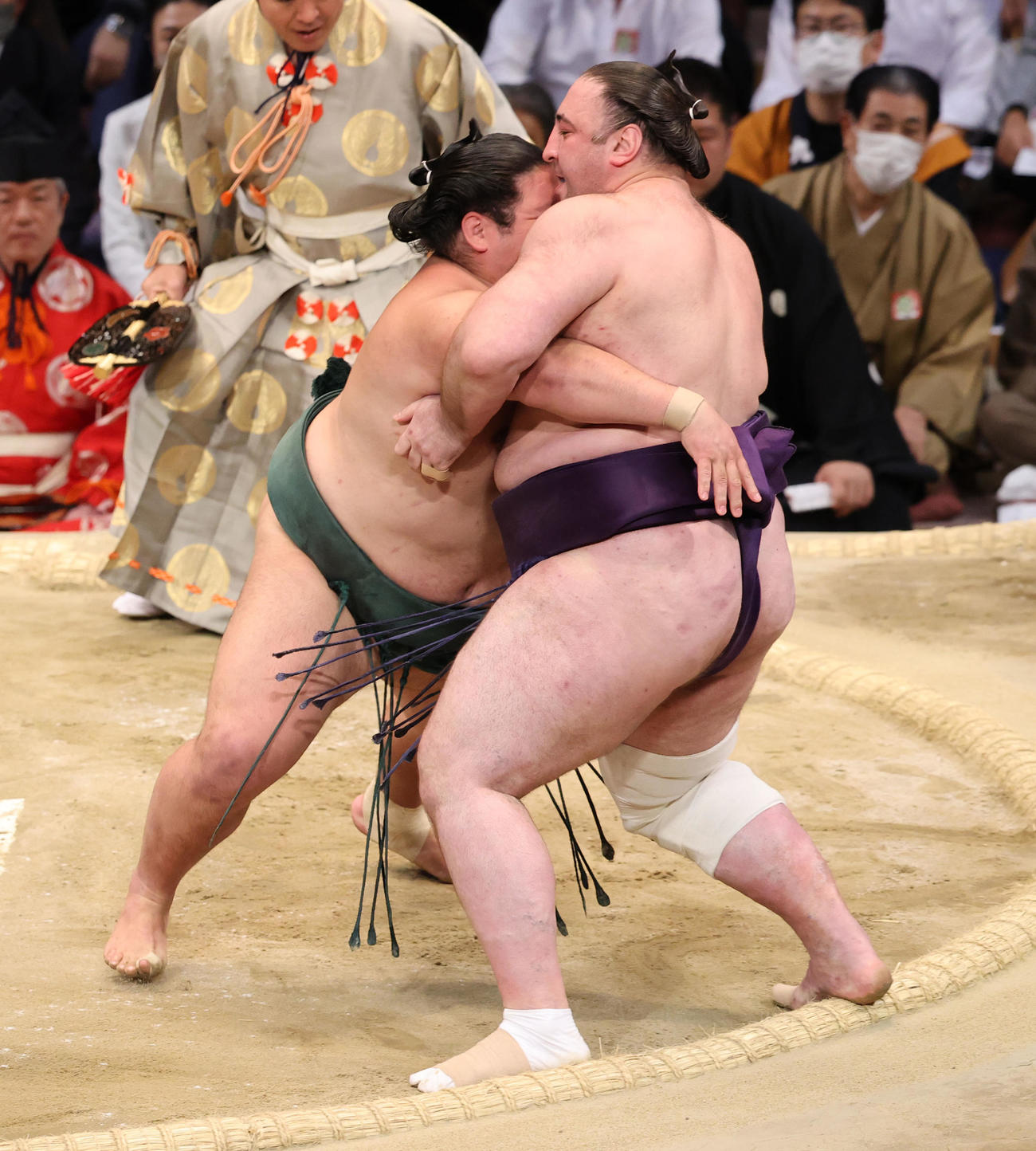 大相撲九州場所9日目　寄り切りで栃ノ心を破った錦木（左）（撮影・梅根麻紀）