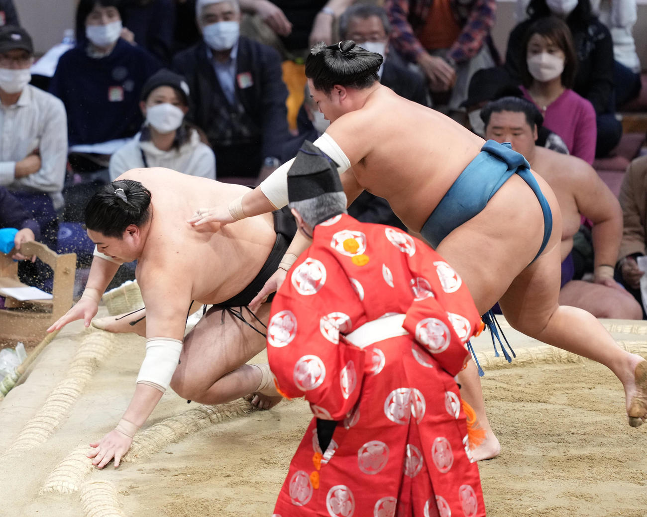 阿炎（左）は錦富士に突き落としで敗れる（撮影・小沢裕）