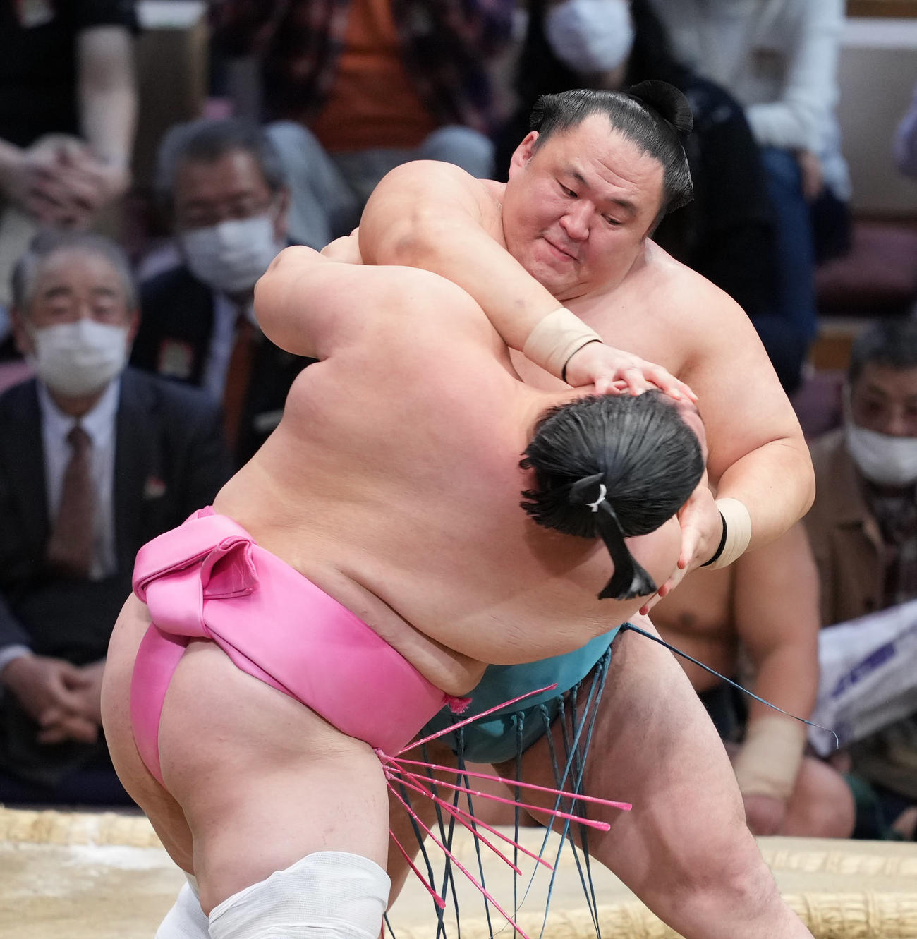 玉鷲（奥）は宇良を合掌ひねりで破る（撮影・小沢裕）