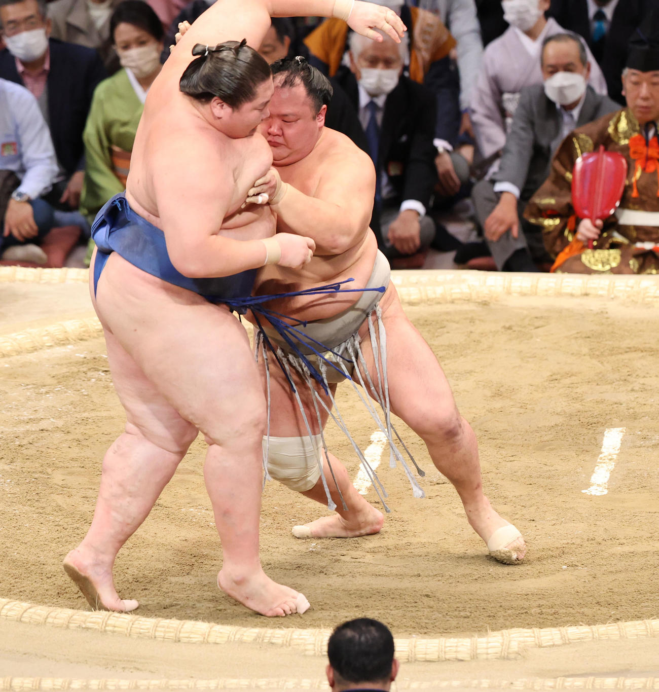 大相撲九州場所9日目　押し出しで逸ノ城を破る北勝富士（右）（撮影・梅根麻紀）
