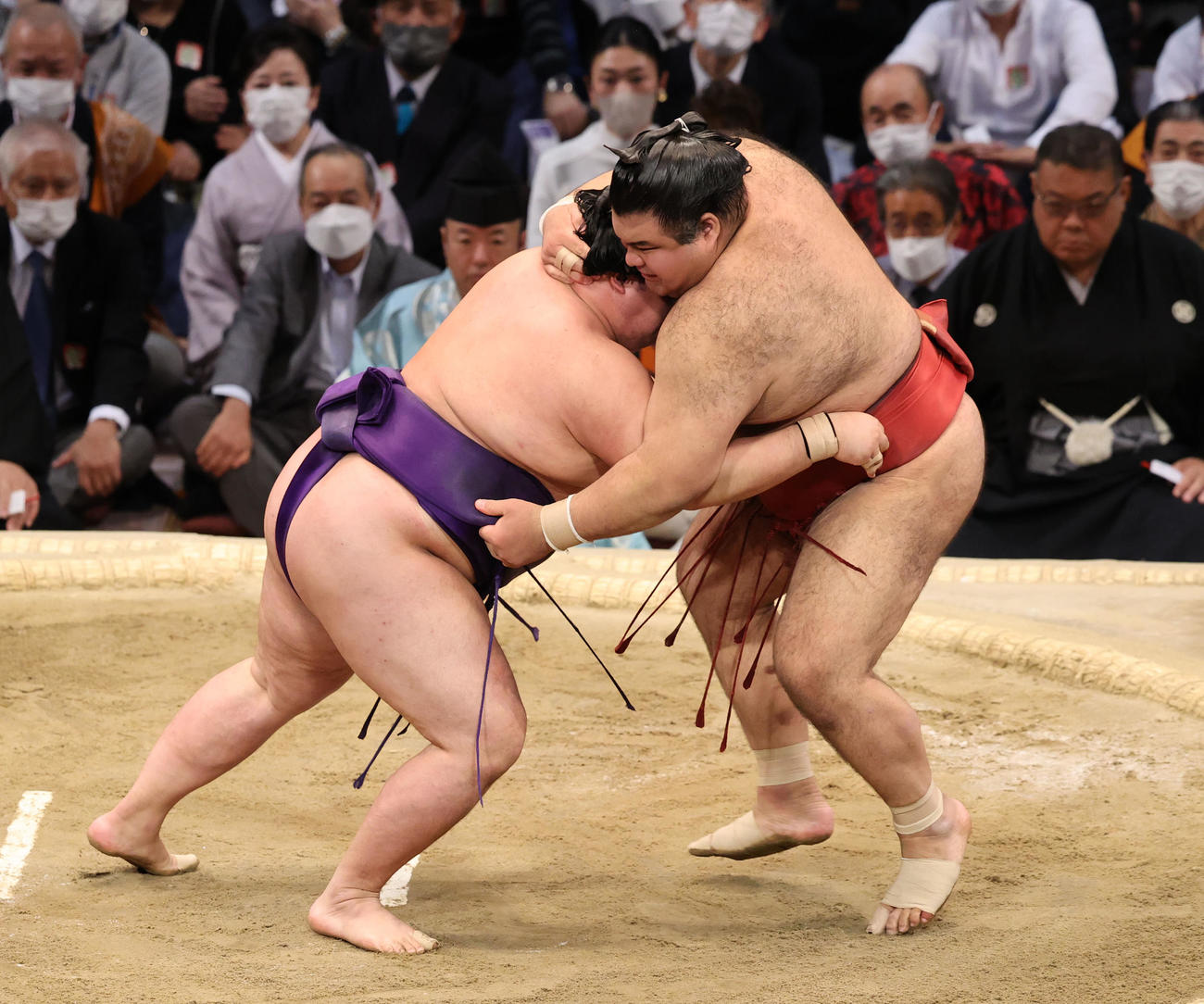 大相撲九州場所9日目　寄り切りで高安を破る明生（左）（撮影・梅根麻紀）