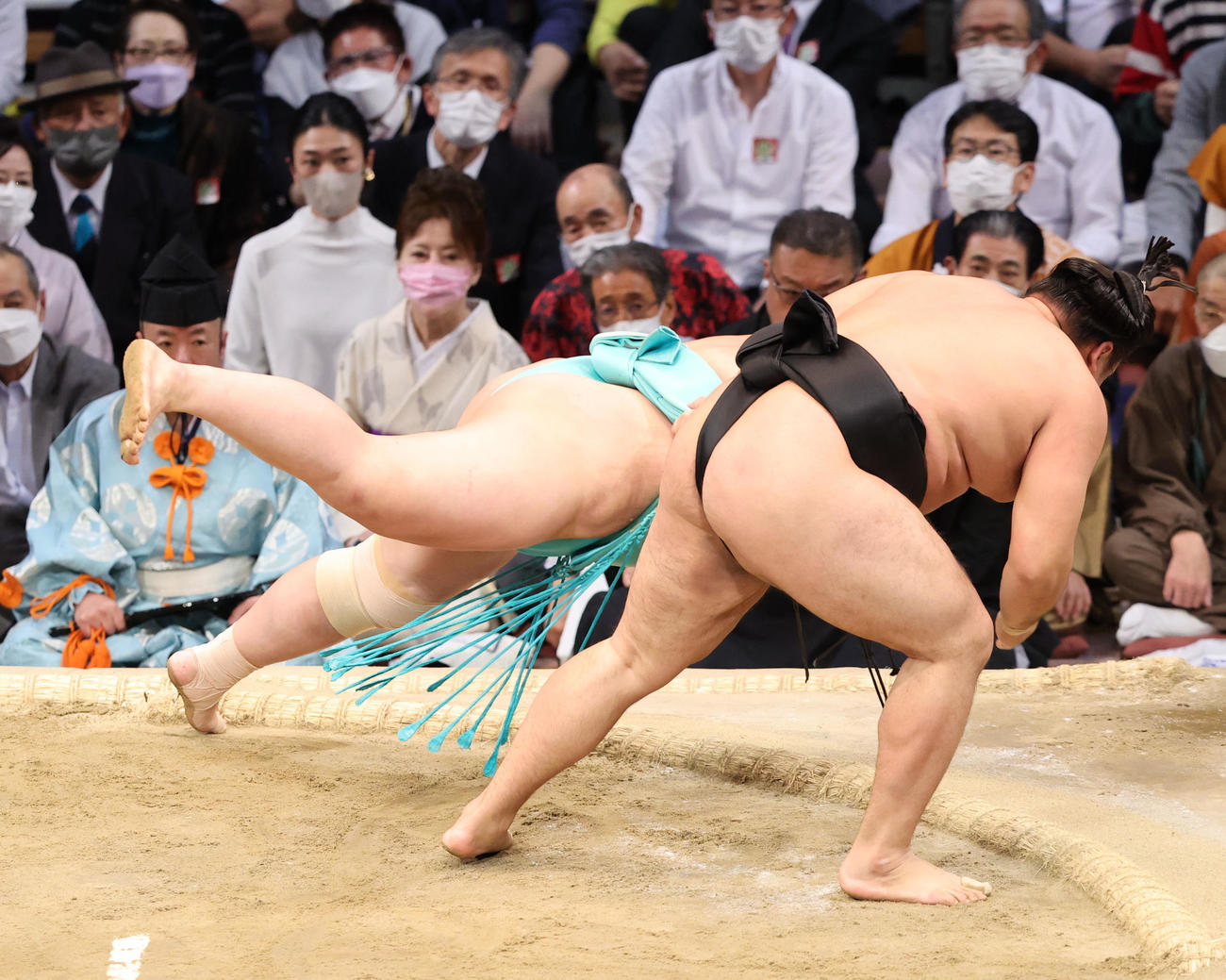 大相撲九州場所9日目　上手投げで琴ノ若を破る霧馬山（右）（撮影・梅根麻紀）