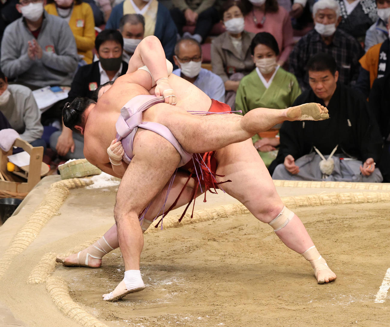 大相撲九州場所9日目　浴びせ倒しで熱海富士を破る琴恵光（手前）（撮影・梅根麻紀）