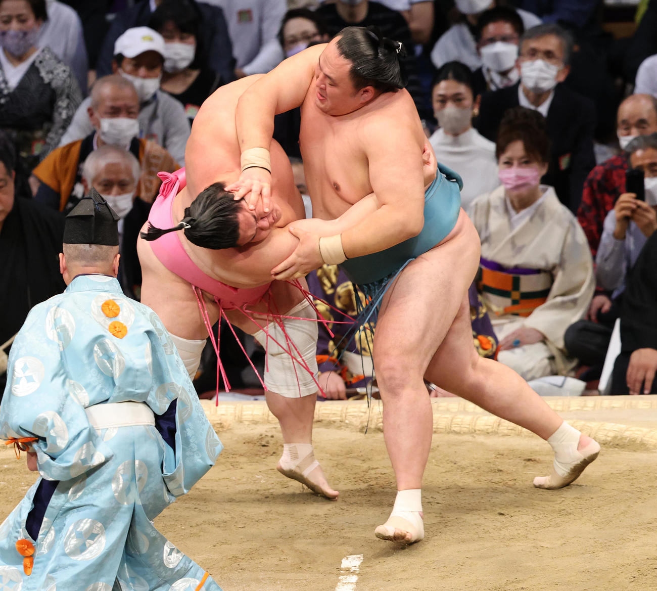 大相撲九州場所9日目　合掌ひねりで宇良をを破る玉鷲（撮影・梅根麻紀）
