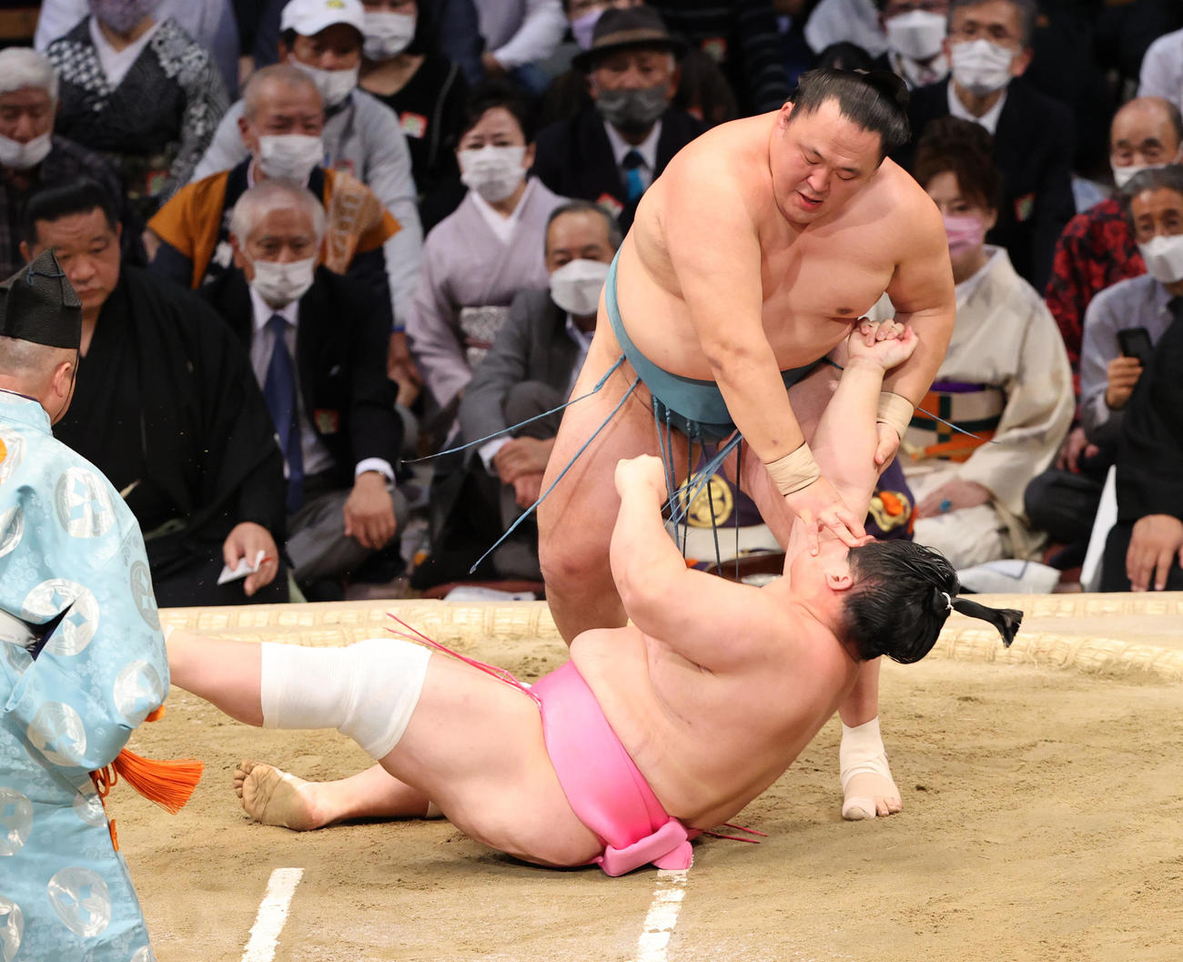 大相撲九州場所9日目　合掌ひねりで宇良をを破る玉鷲（撮影・梅根麻紀）