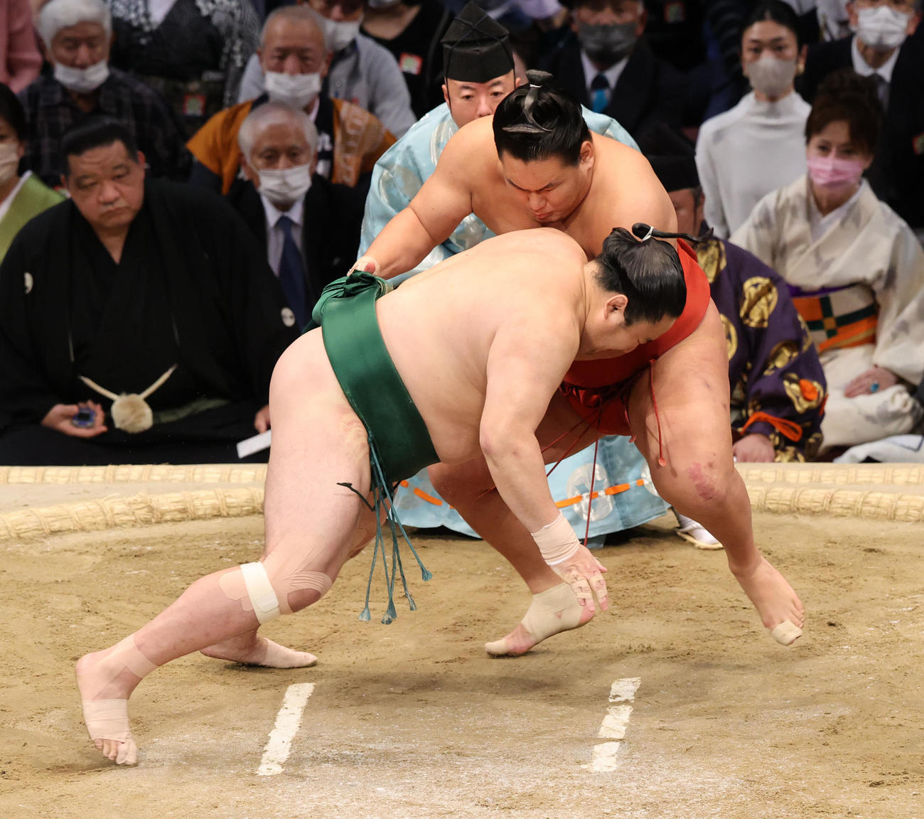 大相撲九州場所9日目　上手投げで佐田の海を破る豊昇龍（奥）（撮影・梅根麻紀）