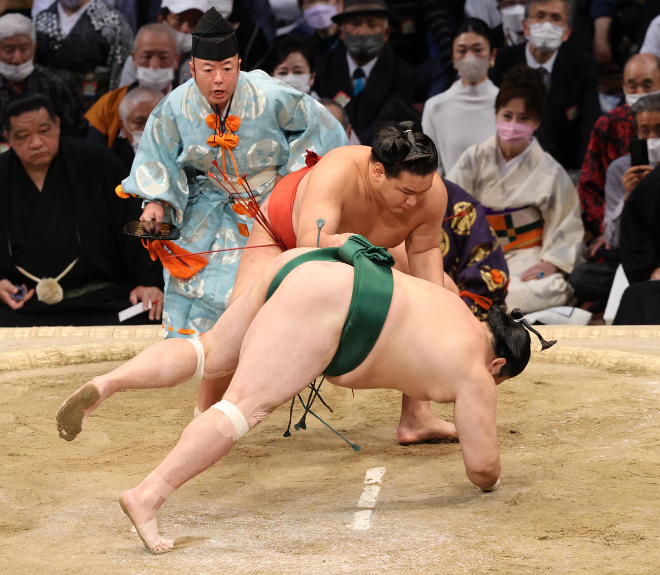 大相撲九州場所9日目　上手投げで佐田の海を破る豊昇龍（奥）（撮影・梅根麻紀）