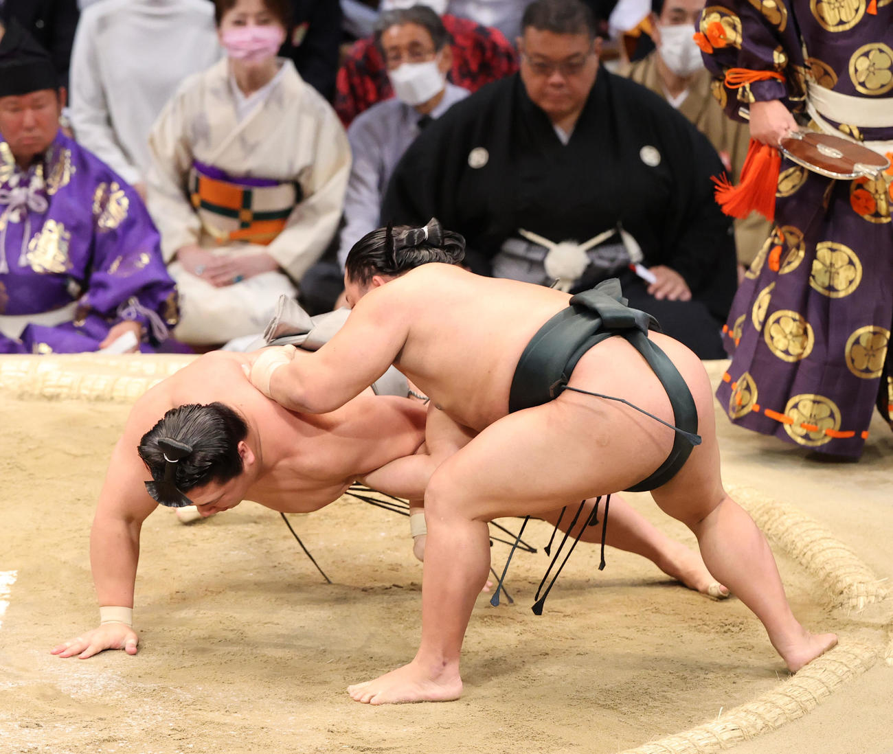 大相撲九州場所9日目　肩すかしで若隆景を破る翠富士（手前）（撮影・梅根麻紀）