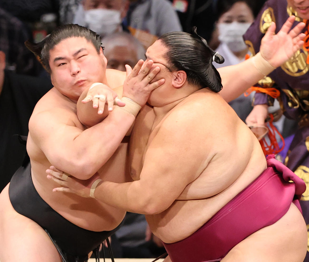 大相撲九州場所9日目　御嶽海を攻める若元春（左）（撮影・梅根麻紀）
