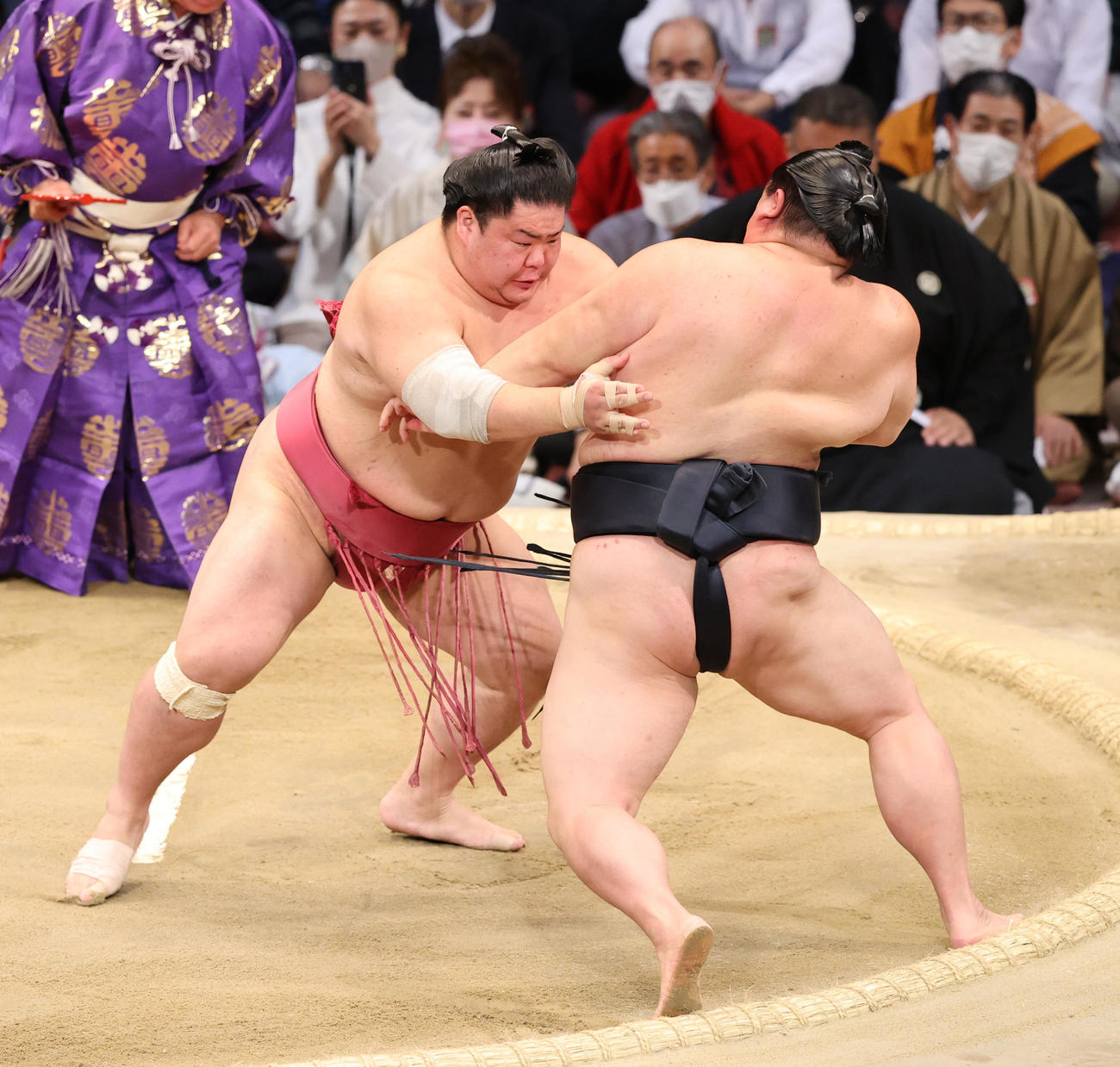 大相撲九州場所9日目　押し出しで正代を破る大栄翔（左）（撮影・梅根麻紀）