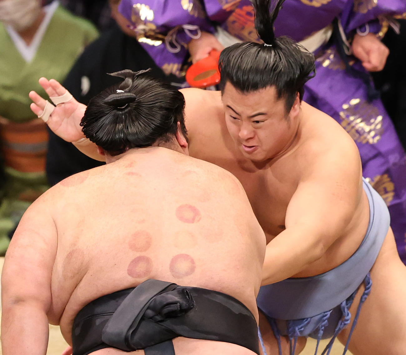 大相撲九州場所9日目　貴景勝を攻める翔猿（右）（撮影・梅根麻紀）