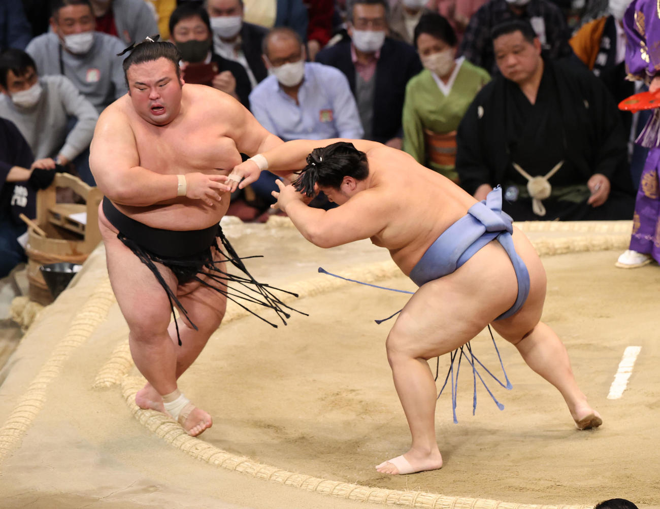 大相撲九州場所9日目　押し出しで貴景勝を破る翔猿（右）（撮影・梅根麻紀）
