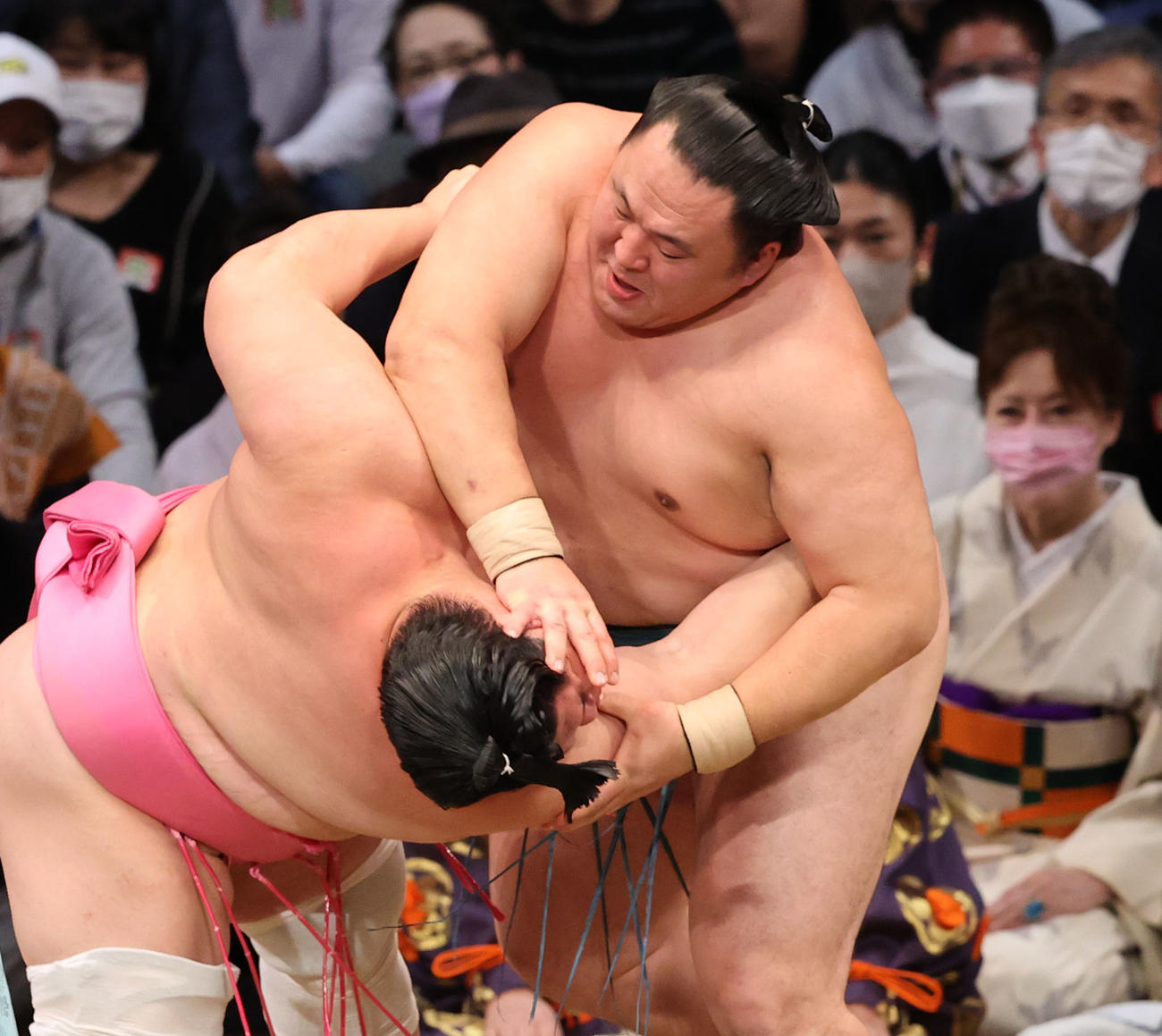 大相撲九州場所9日目　合掌ひねりで宇良をを破る玉鷲（右）（撮影・梅根麻紀）