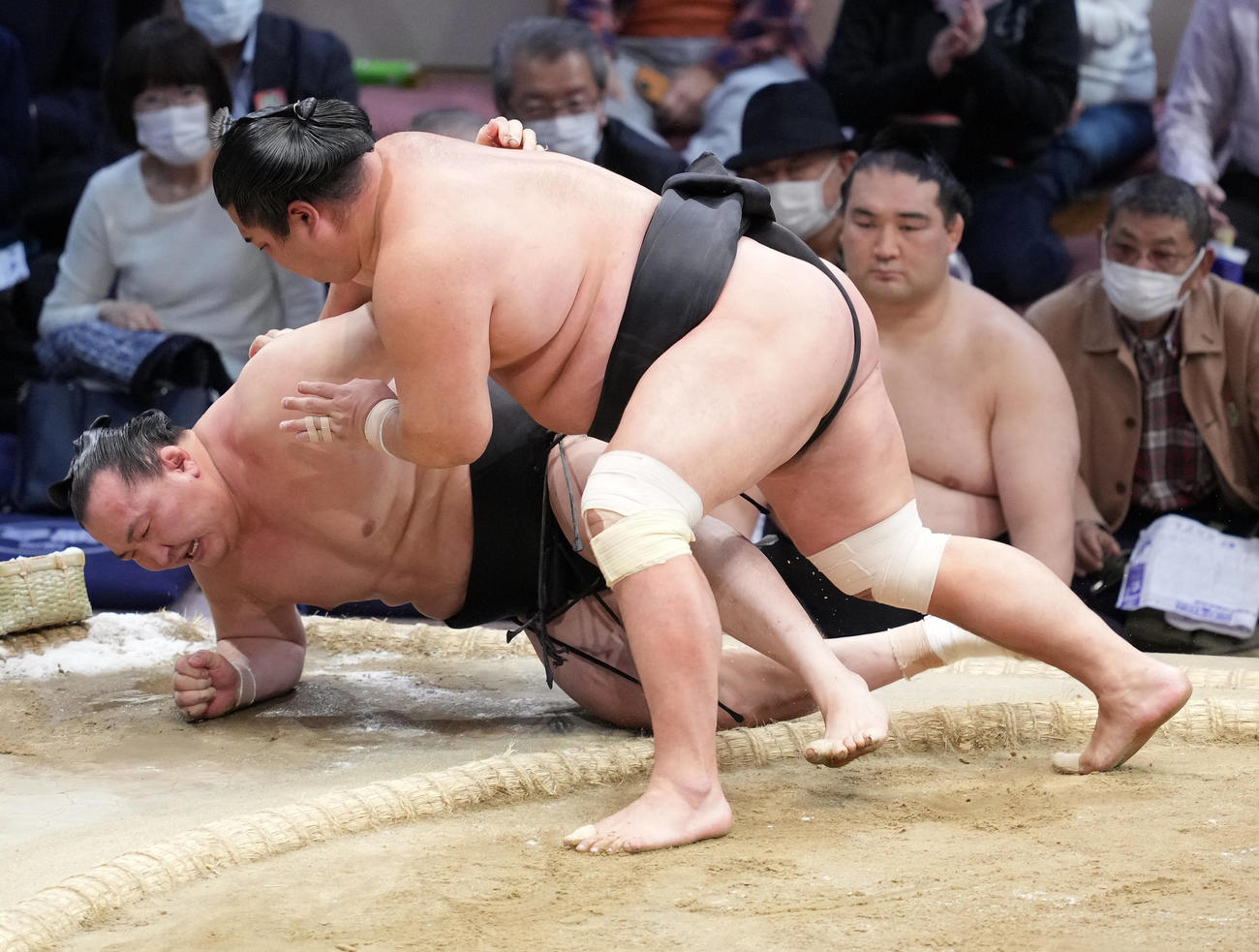 妙義龍（右）は千代翔馬を寄り倒しで破る（撮影・小沢裕）