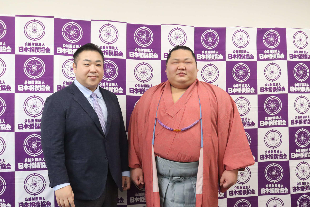 引退会見を終えて晴れ晴れとした表情を見せる千代大龍（右）と師匠の九重親方（日本相撲協会提供）
