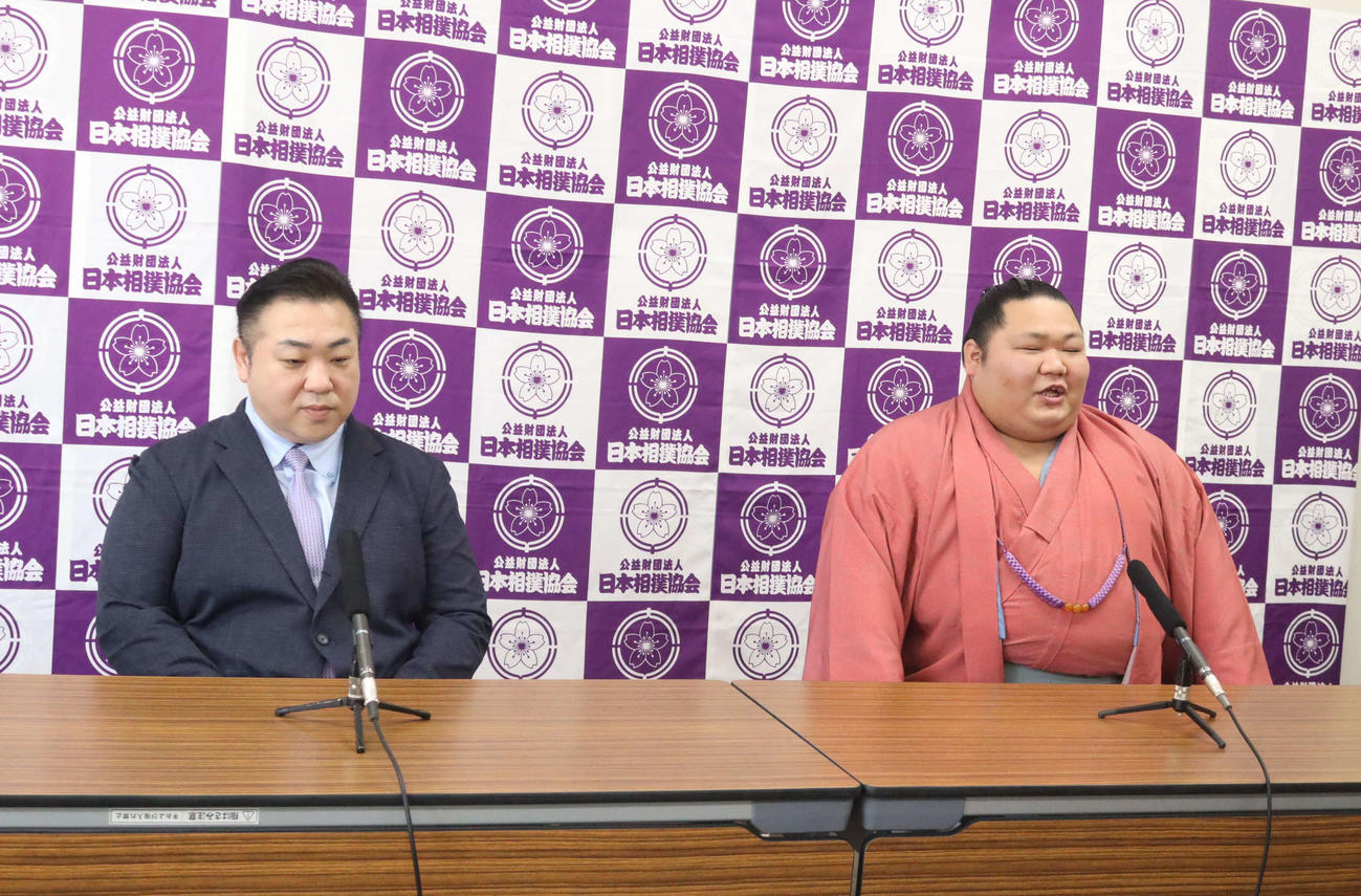 引退会見に臨み千代大龍と師匠の九重親方（日本相撲協会提供）