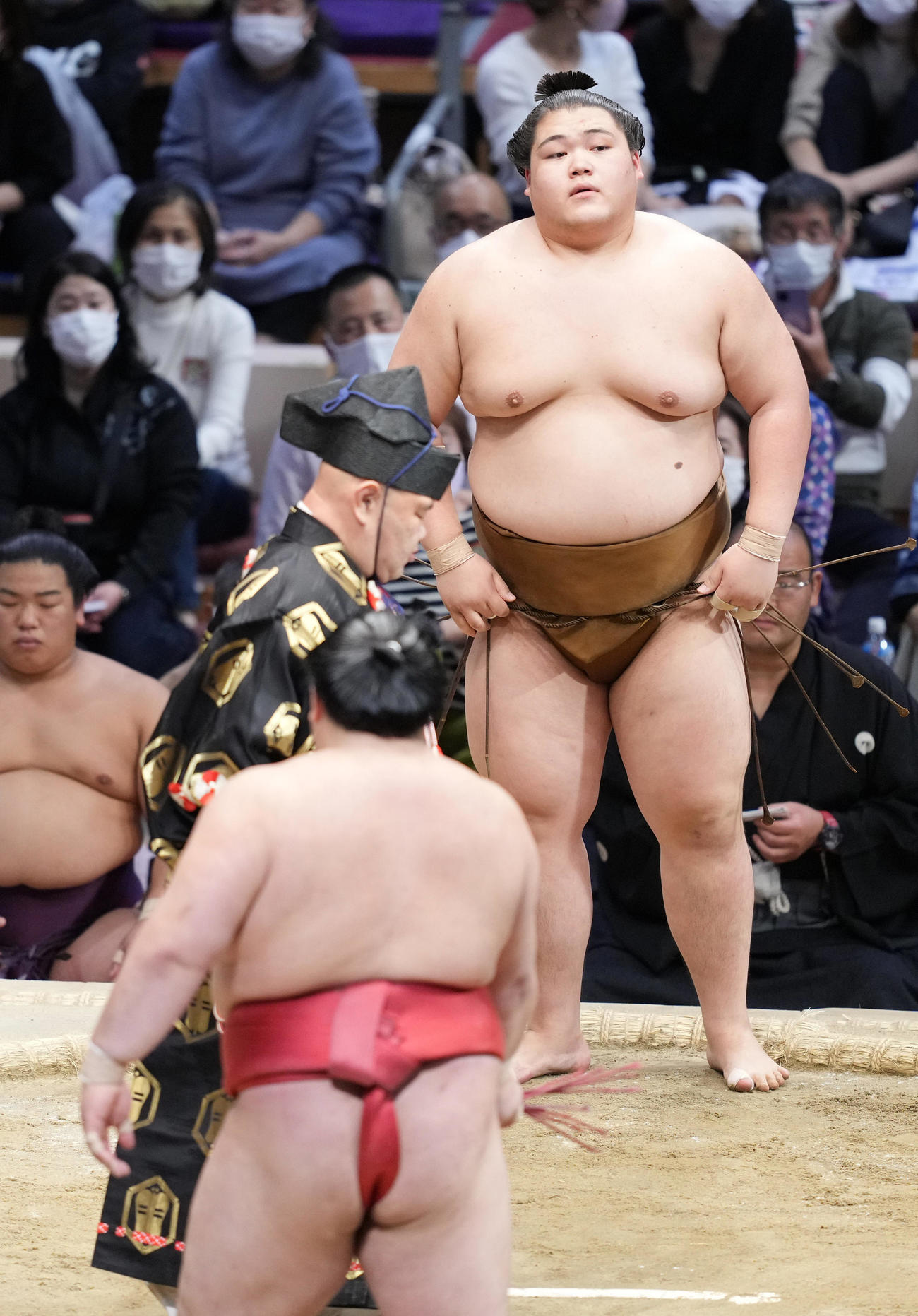 阿武咲（手前）を送り出しで破り1敗を死守した王鵬（撮影・小沢裕）