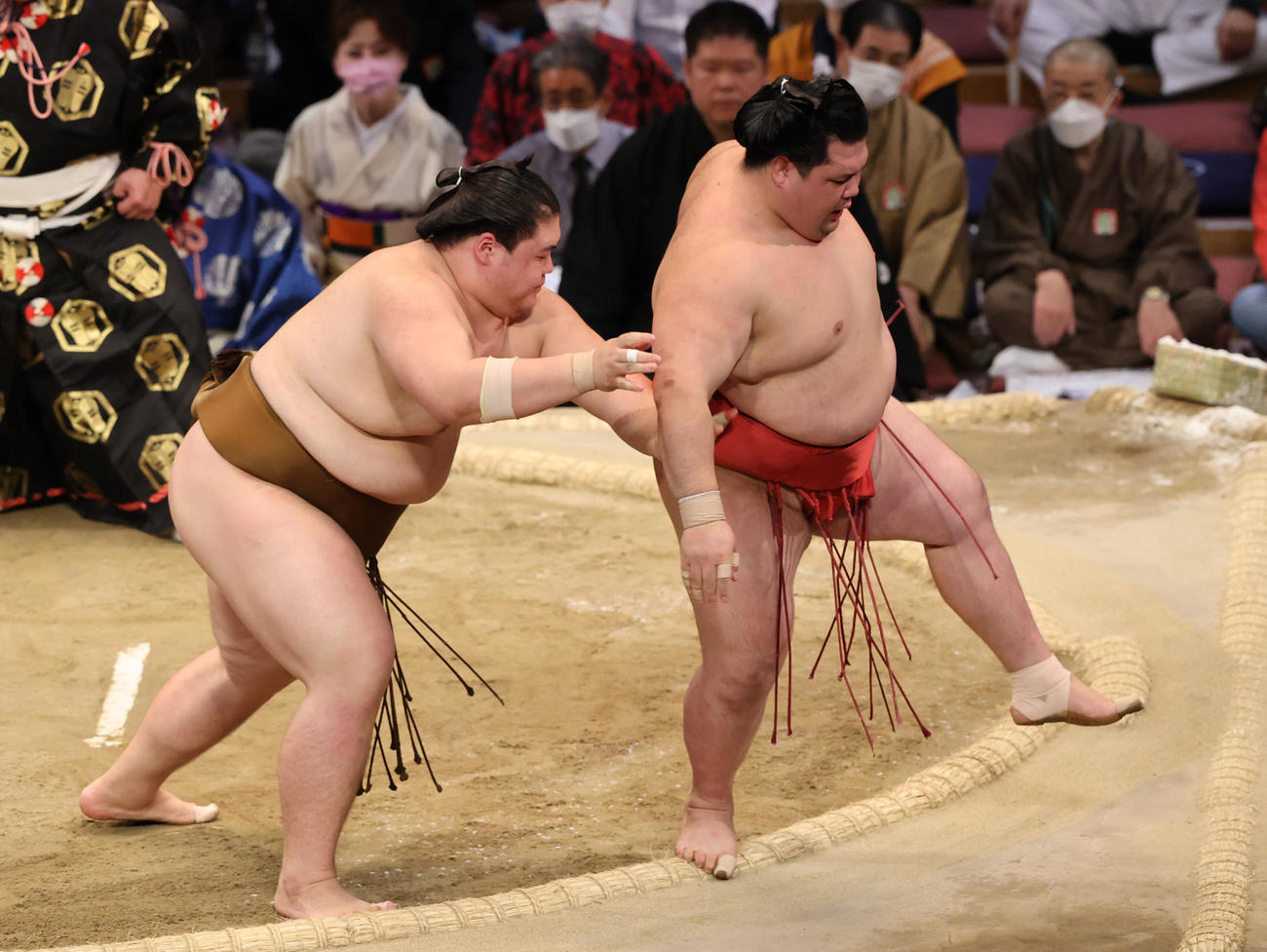大相撲九州場所9日目　送り出しで阿武咲を破る王鵬（左）（撮影・梅根麻紀）