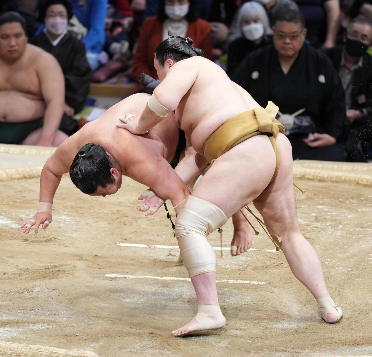 輝（右）は妙義龍を引き落としで破る（撮影・小沢裕）