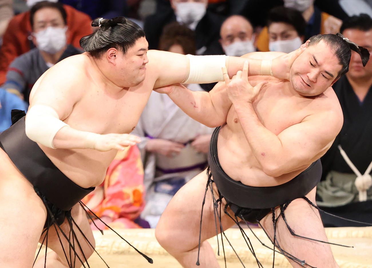 大相撲九州場所10日目　阿炎と竜電（右）（撮影・梅根麻紀）
