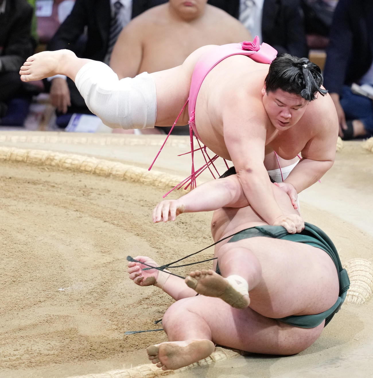 宇良は錦木（手前）を上手出し投げで破る（撮影・小沢裕）