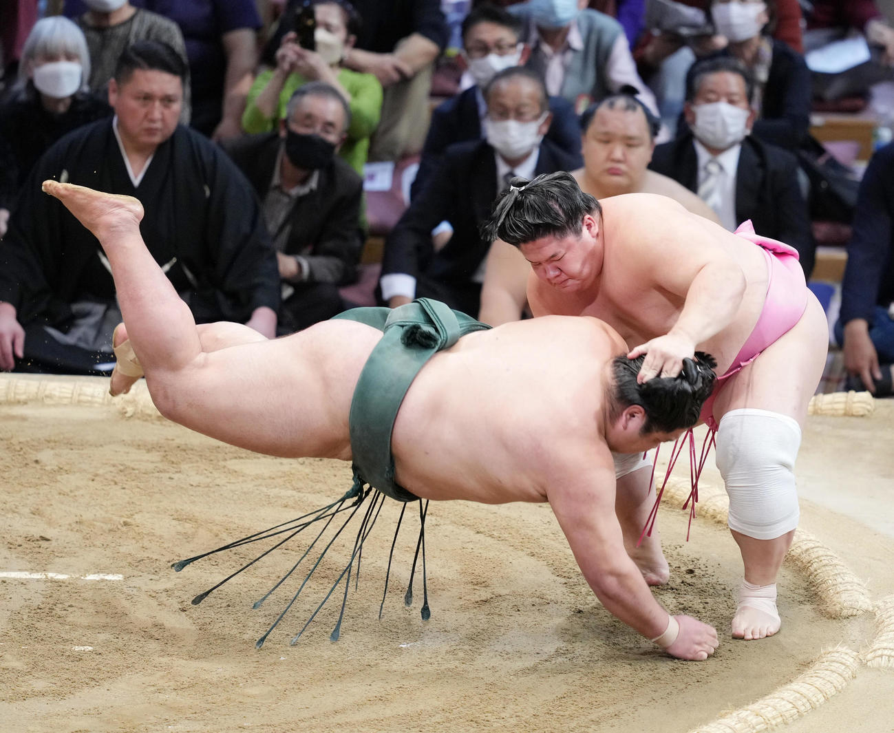 宇良（右）は錦木を上手出し投げで破る（撮影・小沢裕）