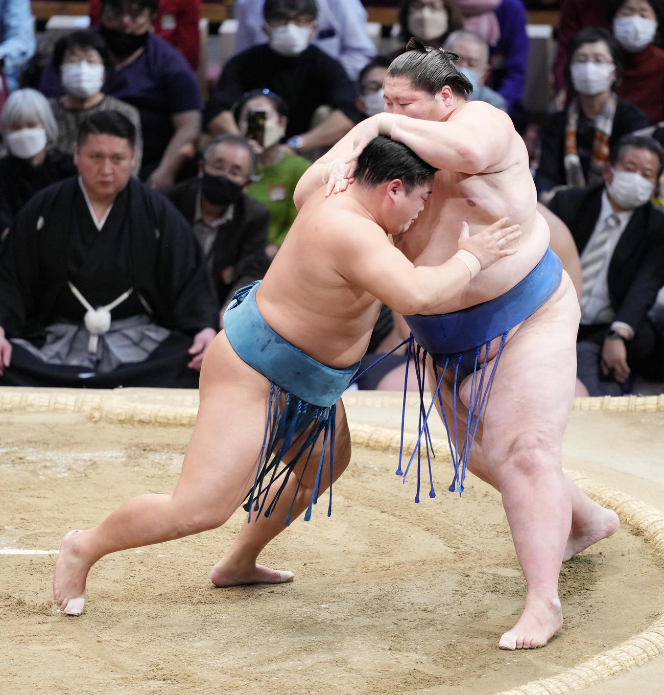 錦富士（左）は逸ノ城を押し出しで破る（撮影・小沢裕）