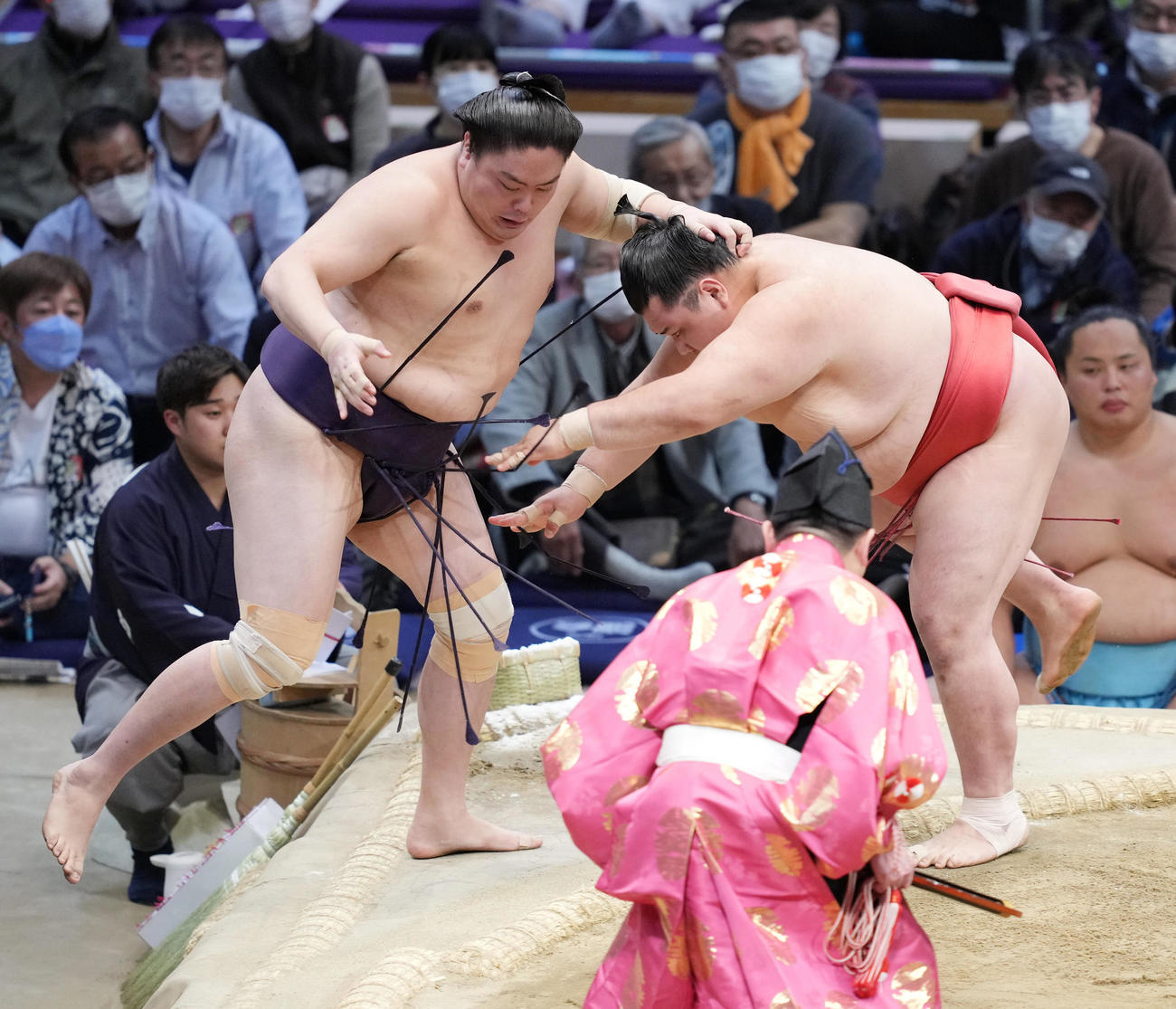 阿武咲（右）は押し出しで一山本を破る（撮影・小沢裕）