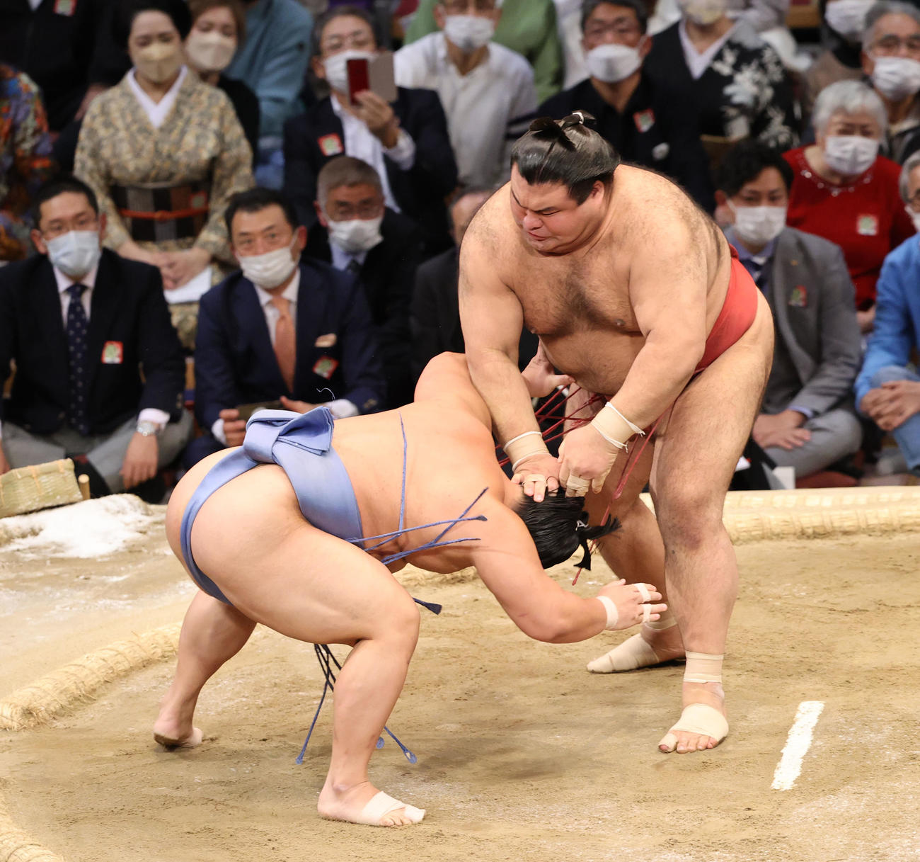 大相撲九州場所10日目　はたき込みで翔猿を破る高安（撮影・梅根麻紀）