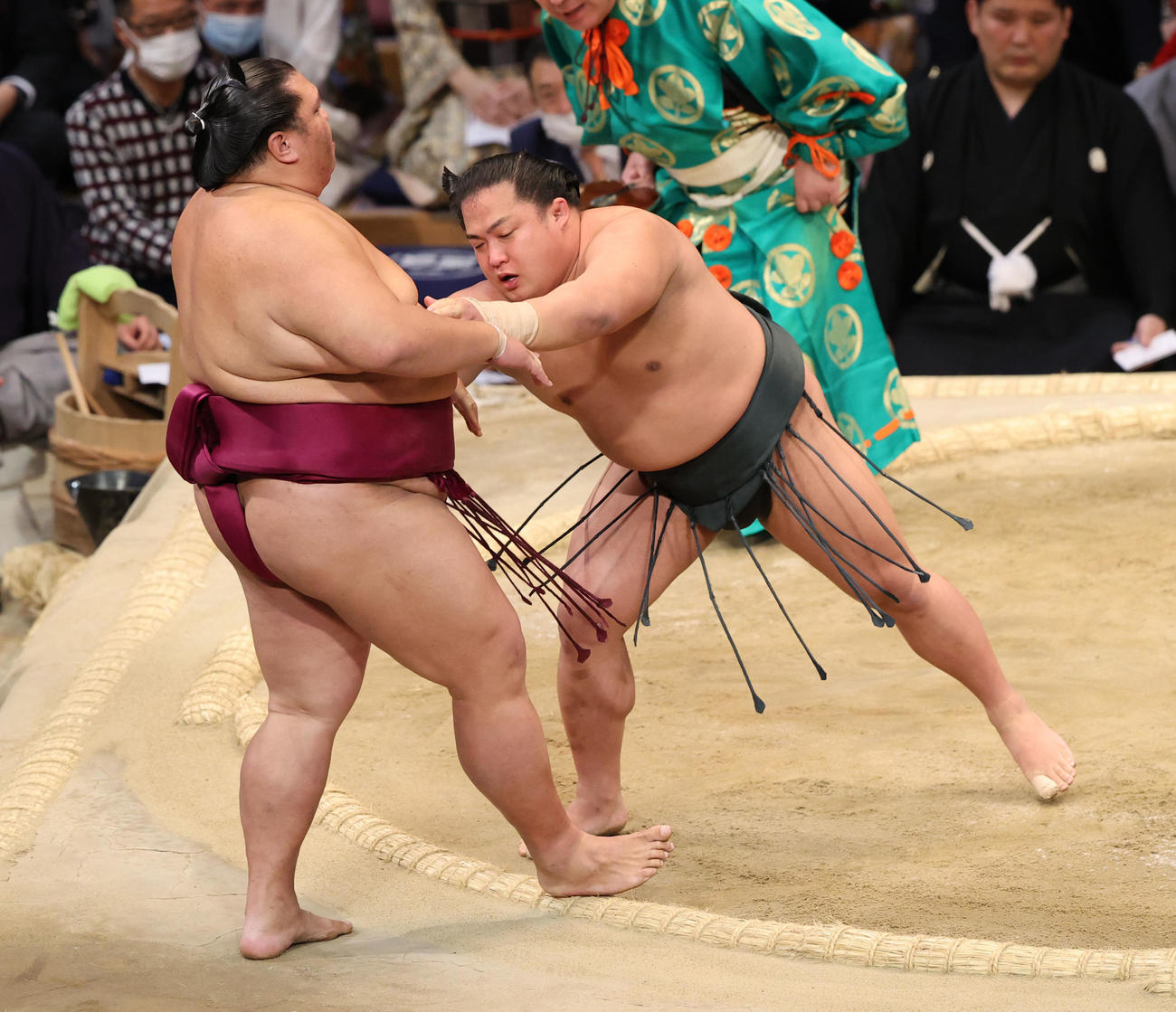 大相撲九州場所10日目　押し出しでを御嶽海を破る翠富士（撮影・梅根麻紀）