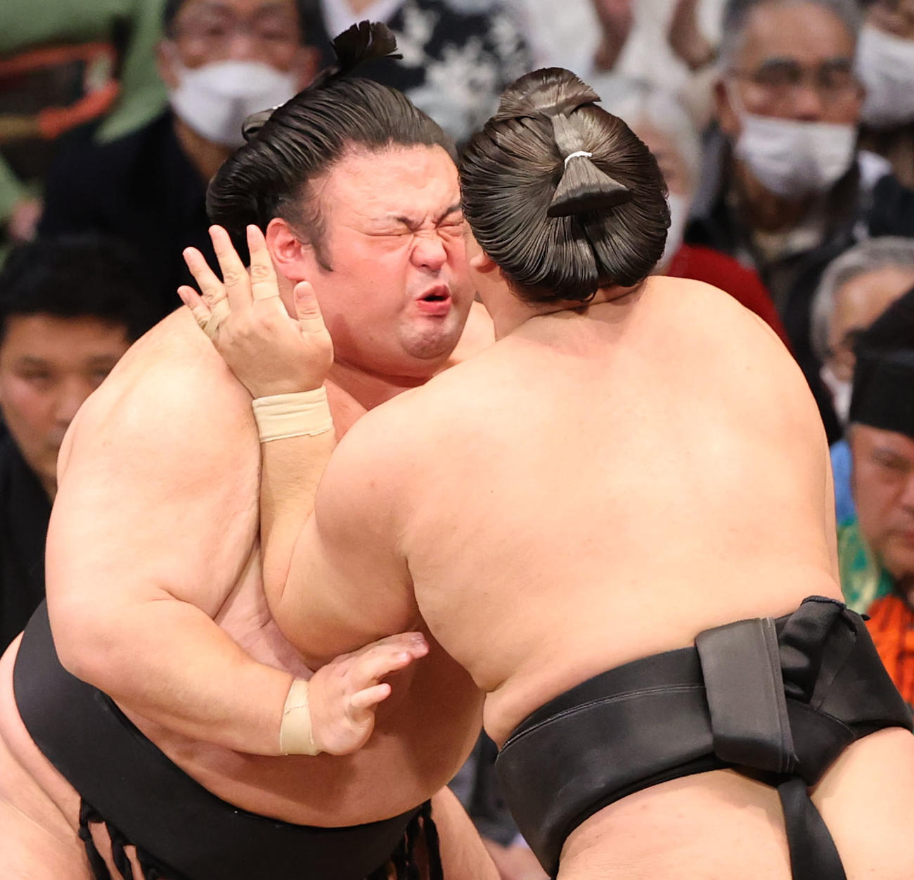 大相撲九州場所10日目　霧馬山と貴景勝（左）（撮影・梅根麻紀）