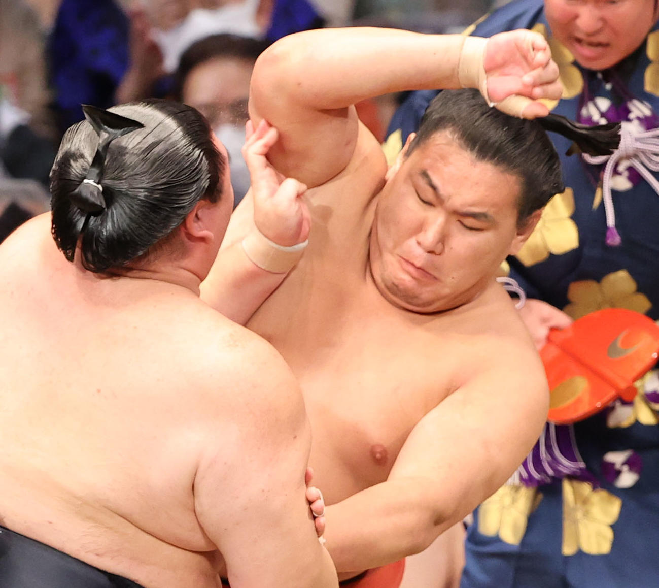 大相撲九州場所10日目　正代と豊昇龍（右）（撮影・梅根麻紀）